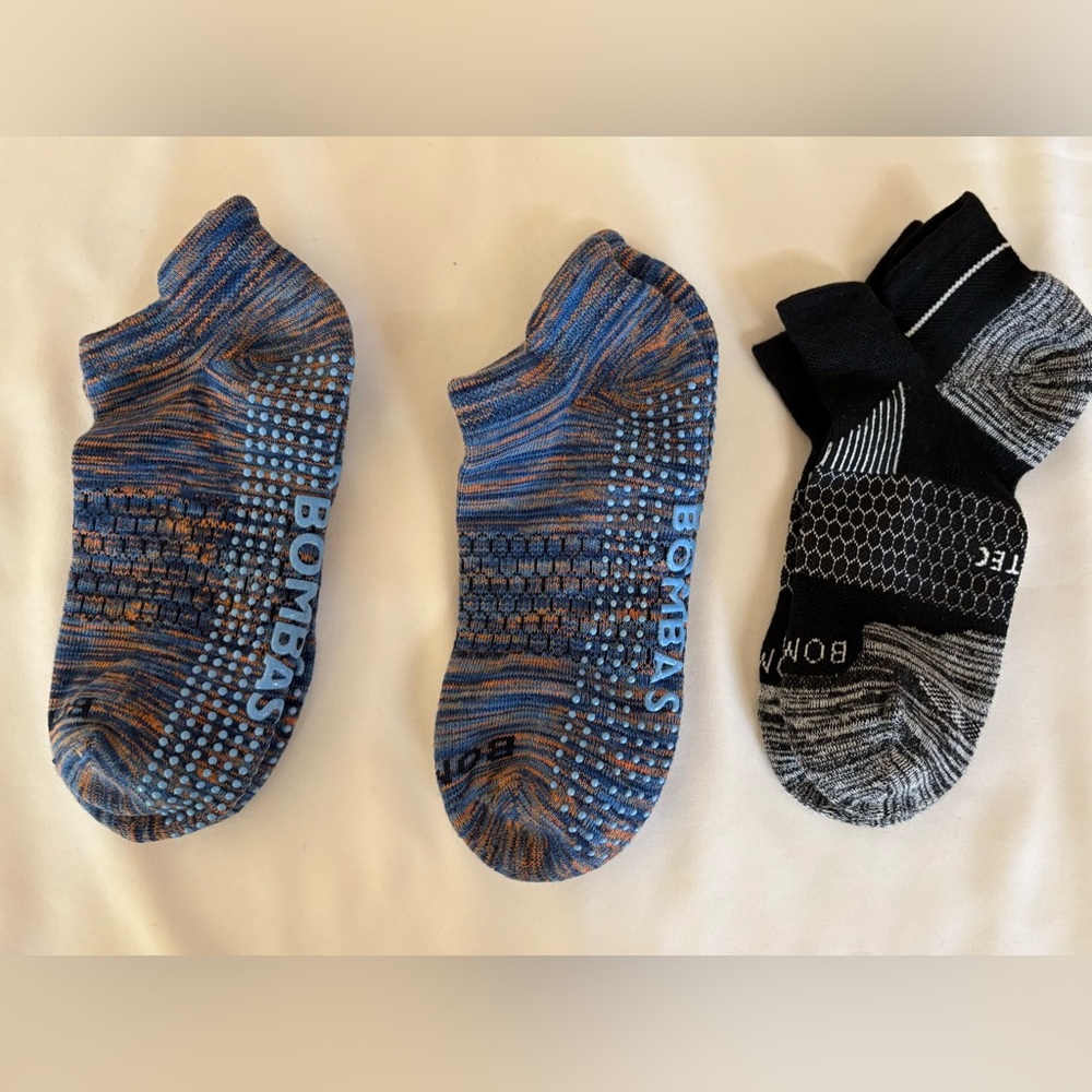 NEW. Bombas Unisex ankle socks.Two pair grippers, one pair performance. Medium.
